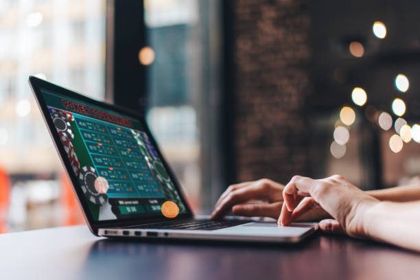 Engaging Live Game Shows in Online Platforms Engaging Live Game Shows in Online Platforms